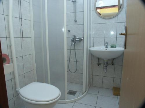 Kúpeľňa v ubytovaní Apartments by the sea Sladjenovici, Dubrovnik - 2162
