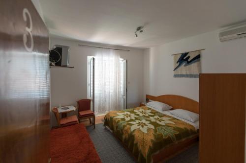 una camera d'albergo con letto e finestra di Rooms with WiFi Lopud, Elafiti - 2169 a Lopud