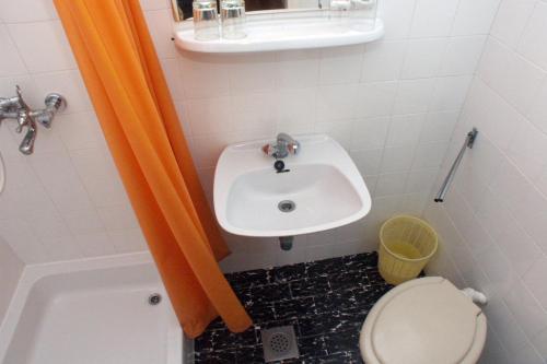 ein kleines Bad mit einem Waschbecken und einem WC in der Unterkunft Rooms with WiFi Lopud, Elafiti - 2169 in Lopud Island