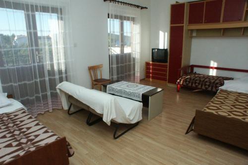Postel nebo postele na pokoji v ubytování Apartments by the sea Zaboric, Sibenik - 2190