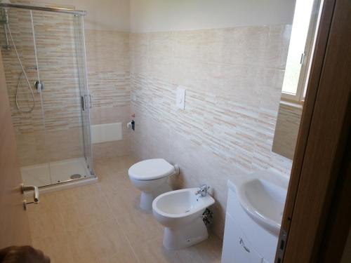 La salle de bains est pourvue de toilettes, d'un lavabo et d'une douche. dans l'établissement Villa Del Colle, à Monte San Giovanni Campano