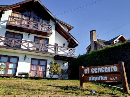 un panneau devant un bâtiment blanc dans l'établissement El Cencerro Bariloche, à San Carlos de Bariloche