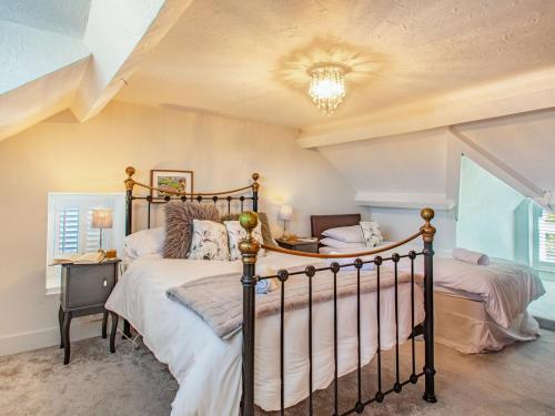 a bedroom with a bed and a desk at Bryn Rhosyn in Pwllheli
