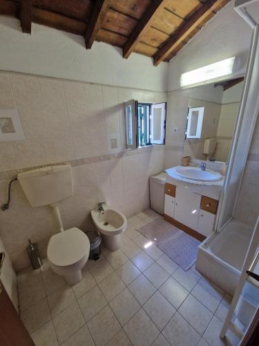 a bathroom with a toilet and a sink and a tub at T1 Centro Montargil in Montargil