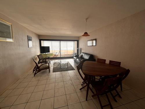 un salon avec une table et un canapé dans l'établissement Appartement avec vue sur le chenal, garage et wifi - FR-1-197-139, à Les Sables-dʼOlonne