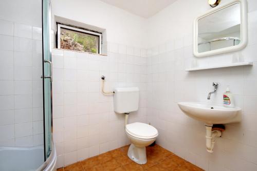uma casa de banho com um WC e um lavatório em Secluded fisherman's cottage Cove Skozanje, Hvar - 4039 em Gdinj