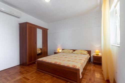 Posteľ alebo postele v izbe v ubytovaní Apartments with a parking space Sveta Nedilja, Hvar - 4049