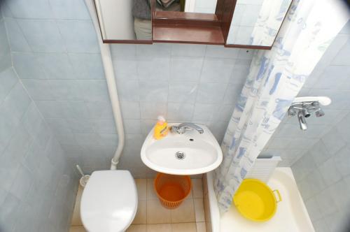 Baño pequeño con lavabo y aseo en Rooms by the sea Jelsa, Hvar - 4041, en Jelsa