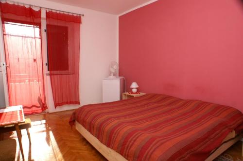 una camera con letto e parete rossa di Double Room Jelsa 4041d a Jelsa (Gelsa)