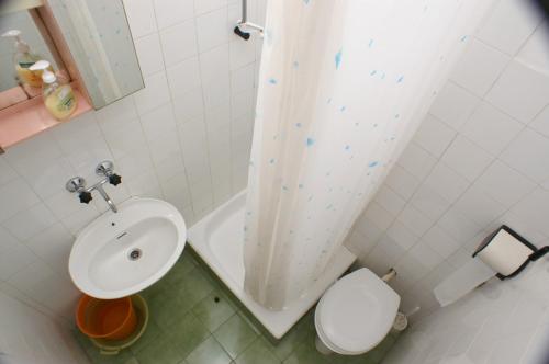 un piccolo bagno con lavandino e servizi igienici di Double Room Jelsa 4041d a Jelsa (Gelsa)