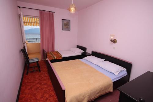 mała sypialnia z łóżkiem i oknem w obiekcie Apartments and rooms by the sea Sucuraj, Hvar - 4029 w mieście Sućuraj