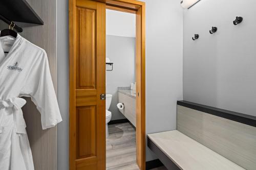 baño con lavabo, aseo y puerta en Semiahmoo Resort and Spa, en Blaine