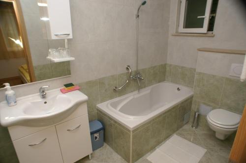 Apartments by the sea Supetar, Brac - 4274
