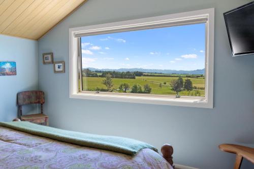TV a/nebo společenská místnost v ubytování Delightful 1-bed barn with stunning mountain views...