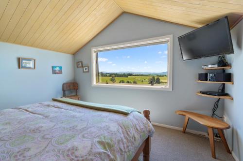 TV a/nebo společenská místnost v ubytování Delightful 1-bed barn with stunning mountain views...