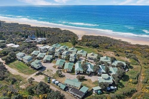 una vista aerea di un resort vicino alla spiaggia di Fraser Island Beach Houses a Fraser Island