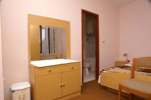 a room with a bathroom with a bed and a mirror at Double Room Mulobedanj 4061c in Lun