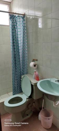ein Badezimmer mit Toilette und Waschbecken in der Unterkunft Puerto Lucía - Salinas Beach in Salinas
