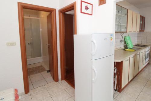 Kuchyň nebo kuchyňský kout v ubytování Apartments by the sea Mandre, Pag - 4084