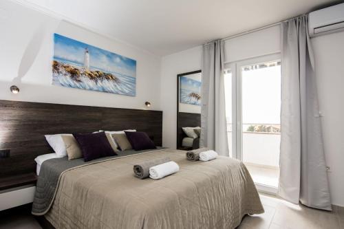 En eller flere senge i et værelse på Apartments with a parking space Novalja, Pag - 4097