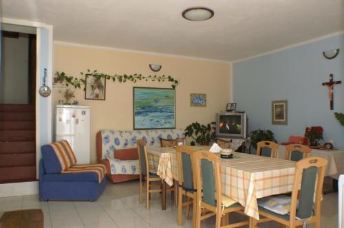 una sala da pranzo con tavolo e sedie di Apartments and rooms by the sea Zubovici, Pag - 4065 a Zubovići
