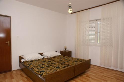 מיטה או מיטות בחדר ב-Apartment Grebastica 4207b