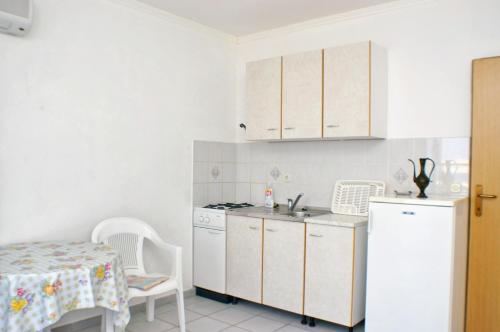 Dapur atau dapur kecil di Apartments by the sea Kustici, Pag - 4129