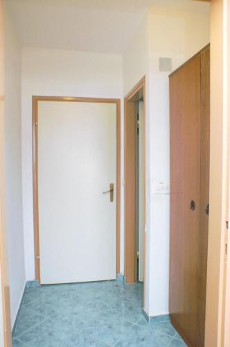 Gambar di galeri bagi Apartments by the sea Kustici, Pag - 4129 di Kustići