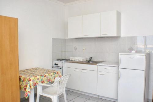 Kuchyňa alebo kuchynka v ubytovaní Apartment Kustici 4129b