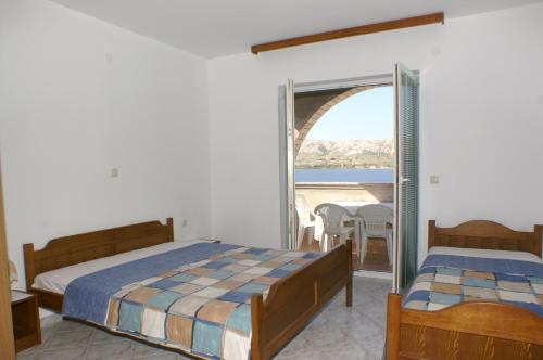 1 dormitorio con 2 camas y vistas al océano en Apartment Zubovici 4130e, en Zubovići