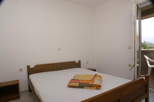 Postel nebo postele na pokoji v ubytování Apartments by the sea Zubovici, Pag - 4130