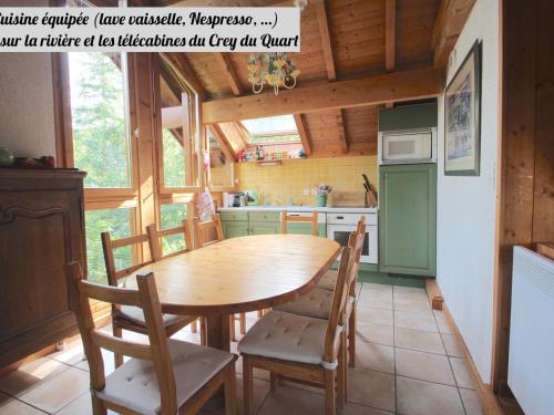 une cuisine avec une table et des chaises en bois dans l'établissement Chalet 4 pièces 8 pers. avec balcon, terrasse et parking - FR-1-263-517, à Valloire
