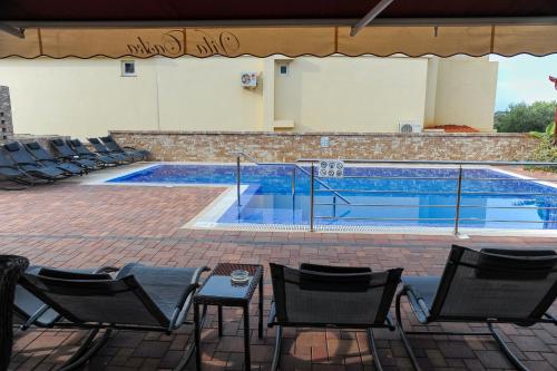 patio con sedie e piscina di Apartments with a swimming pool Caska, Pag - 4109 a Novalja (Novaglia)