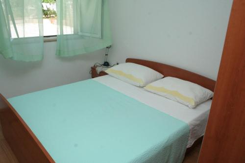 Postel nebo postele na pokoji v ubytování Apartments by the sea Brodarica, Sibenik - 4242