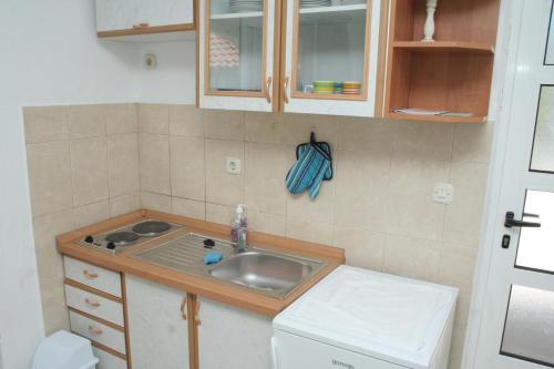 Kuchyň nebo kuchyňský kout v ubytování Apartments by the sea Brodarica, Sibenik - 4242