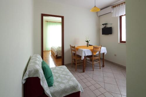 Apartments by the sea Bilo, Primosten - 4191