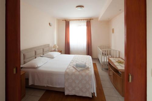 Apartments by the sea Bilo, Primosten - 4191