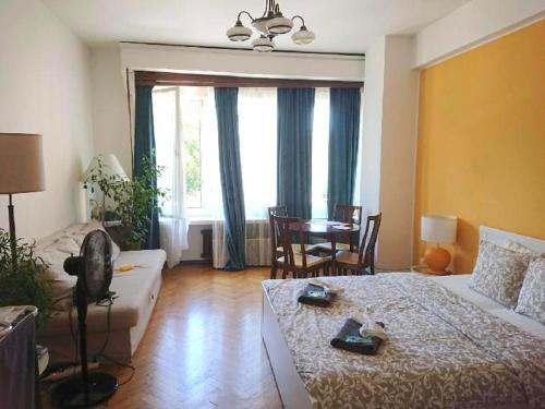 Sala de estar con cama, sofá y mesa en Cozy studio in the heart of old Prague near the Charles Bridge en Praga