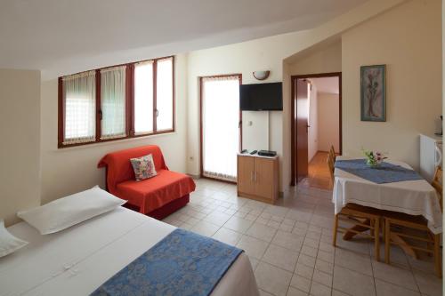 Apartments by the sea Bilo, Primosten - 4191