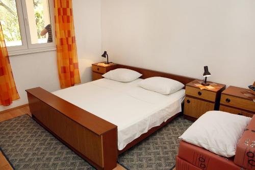 een slaapkamer met 2 bedden en een raam bij Holiday apartments Vrgada, Biograd - 4200 in Vrgada