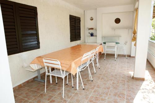 uma mesa de jantar e cadeiras num quarto em Holiday apartments Vrgada, Biograd - 4200 em Vrgada