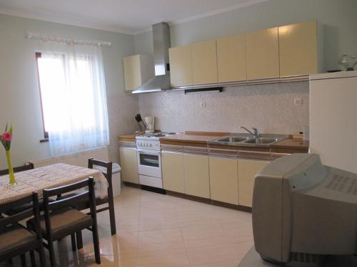 Kuchyň nebo kuchyňský kout v ubytování Apartment Brodarica 4221b