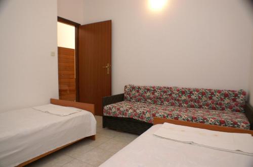 a hotel room with a couch and a bed at Apartment Bilo 4189b in Podgreben