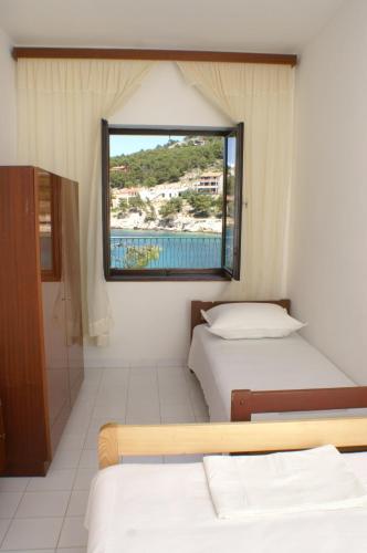 a bedroom with two beds and a window at Apartment Bilo 4189a in Podgreben