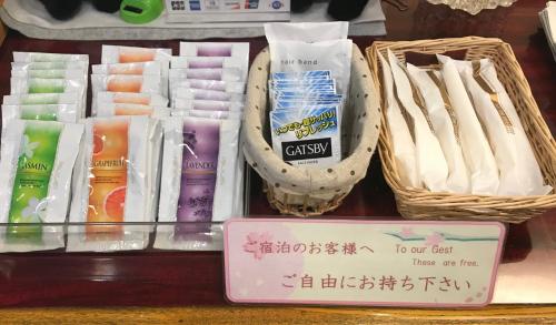 un grupo de productos alimenticios en cestas sobre una mesa en Hotel New Ueno, en Tokio