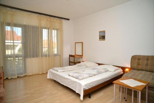En eller flere senge i et værelse på Apartments with a parking space Vodice - 4180