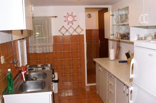 cocina con fregadero y encimera en Seaside holiday house Pisak, Omis - 4280 en Pisak