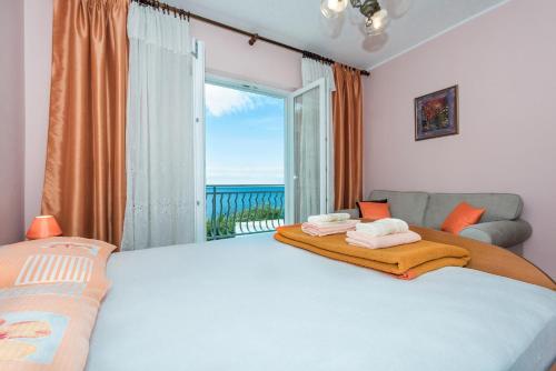 Postel nebo postele na pokoji v ubytování Apartments by the sea Bilo, Primosten - 4176