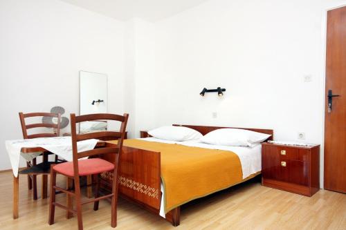 Postel nebo postele na pokoji v ubytování Apartments by the sea Vodice - 4234