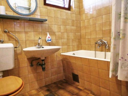 ein Badezimmer mit einem Waschbecken und einer Badewanne in der Unterkunft Apartments by the sea Zablace, Sibenik - 4222 in Zablaće